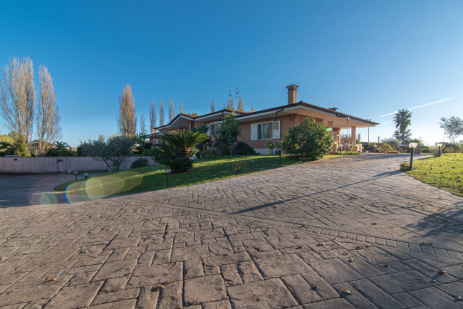 semi-detached villa for sale in Latina