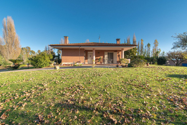 semi-detached villa for sale in Latina