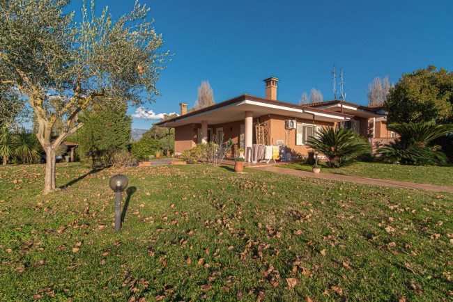 semi-detached villa for sale in Latina