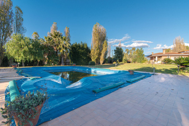 semi-detached villa for sale in Latina