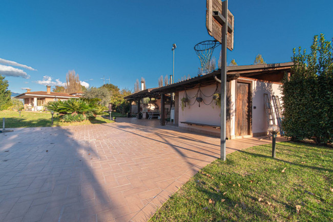 semi-detached villa for sale in Latina