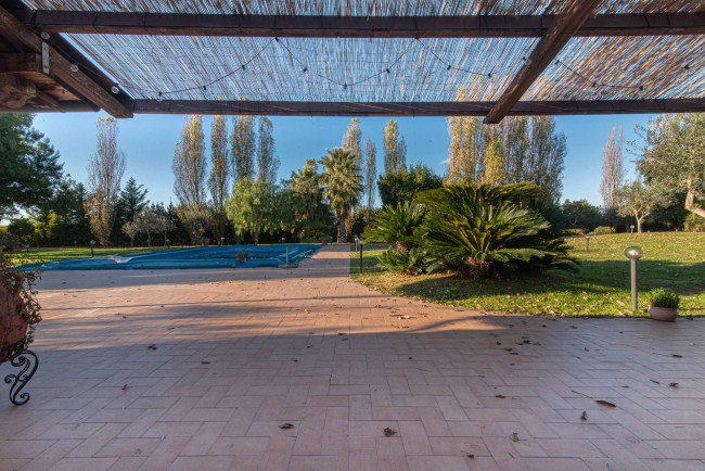 semi-detached villa for sale in Latina