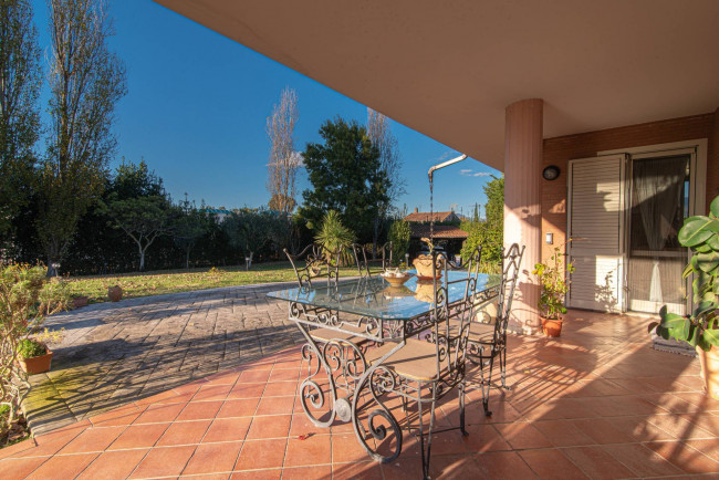semi-detached villa for sale in Latina