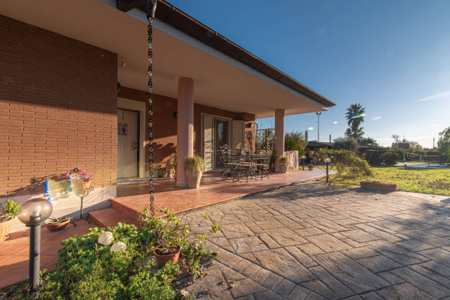 semi-detached villa for sale in Latina