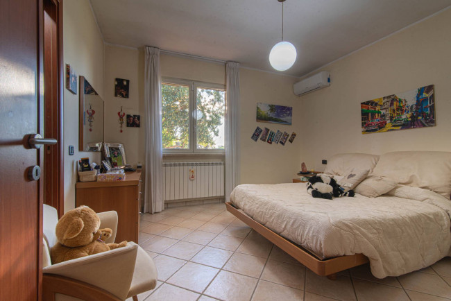 semi-detached villa for sale in Latina