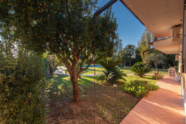 semi-detached villa for sale in Latina