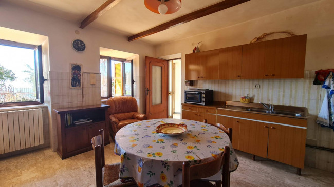 farmhouse for sale in Cervaro