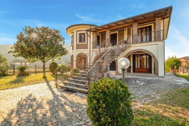 Villa for sale in Arce
