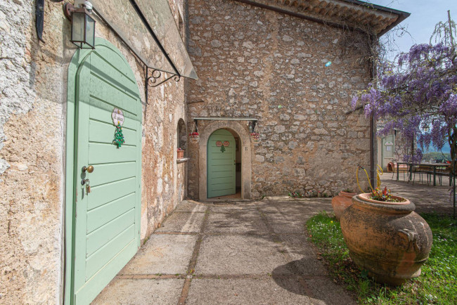farmhouse for sale in San Donato Val di Comino