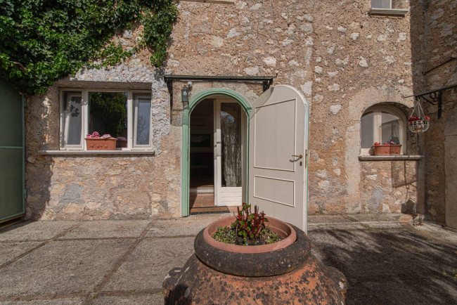 farmhouse for sale in San Donato Val di Comino
