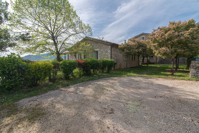 farmhouse for sale in San Donato Val di Comino