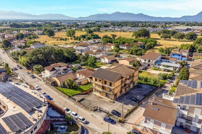whole building for sale in Piedimonte San Germano