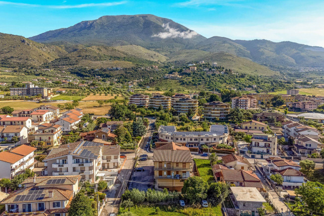 whole building for sale in Piedimonte San Germano