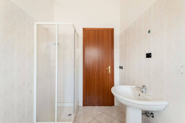 whole building for sale in Piedimonte San Germano