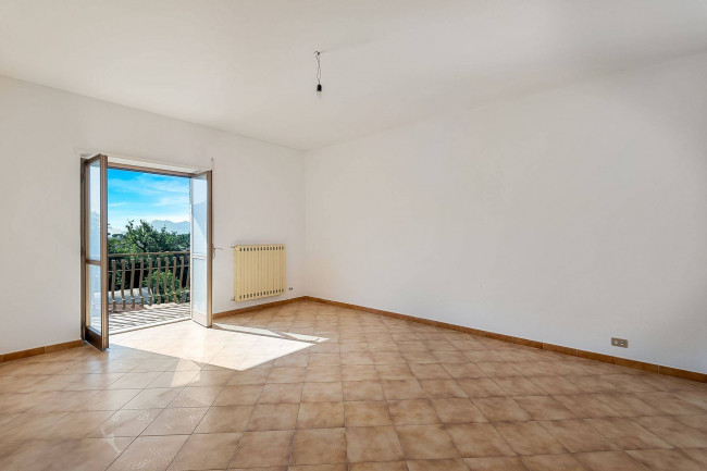 whole building for sale in Piedimonte San Germano