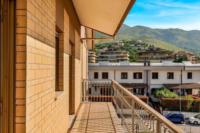 whole building for sale in Piedimonte San Germano