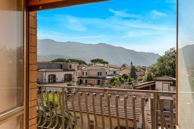 whole building for sale in Piedimonte San Germano