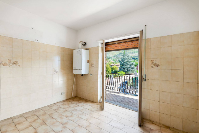 whole building for sale in Piedimonte San Germano