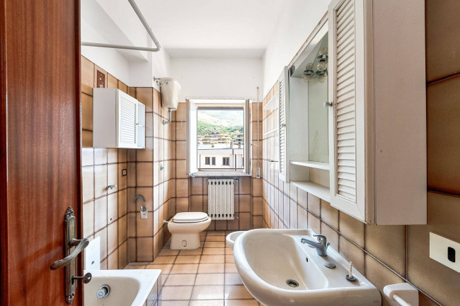 whole building for sale in Piedimonte San Germano