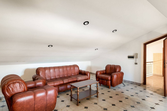 whole building for sale in Piedimonte San Germano