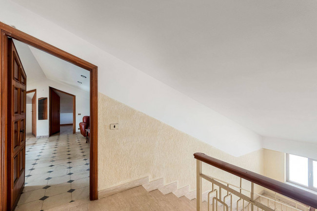 whole building for sale in Piedimonte San Germano