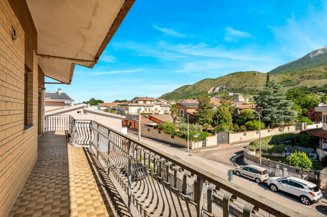 whole building for sale in Piedimonte San Germano