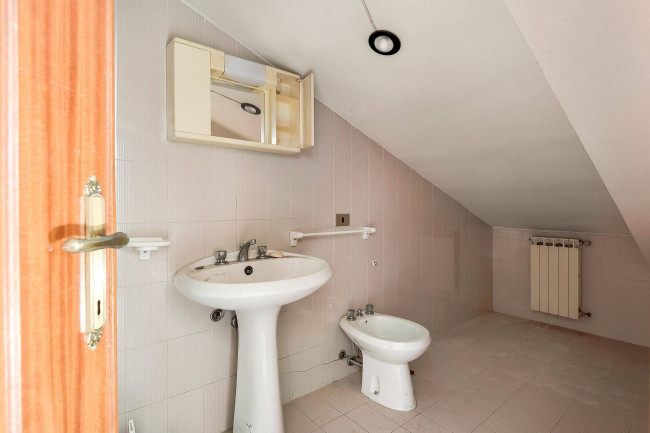 whole building for sale in Piedimonte San Germano