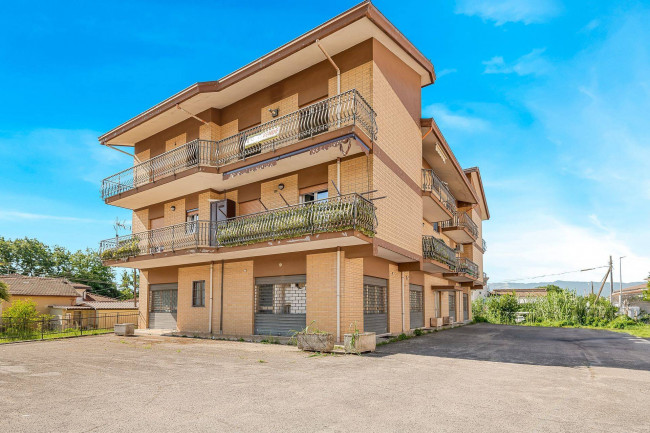 whole building for sale in Piedimonte San Germano