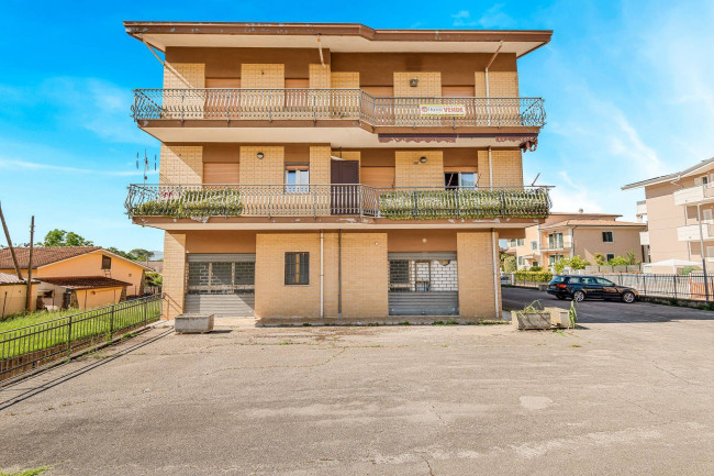 whole building for sale in Piedimonte San Germano