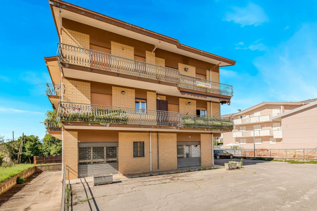 whole building for sale in Piedimonte San Germano