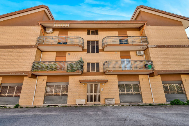 whole building for sale in Piedimonte San Germano