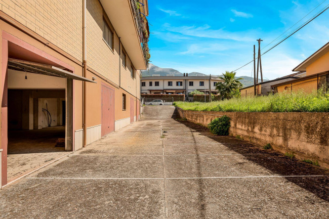 whole building for sale in Piedimonte San Germano
