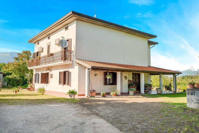 Casale di campagna in vendita a Pignataro Interamna