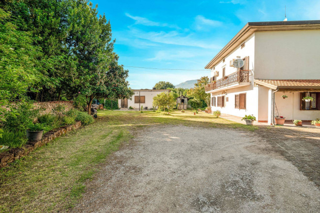 Casale di campagna in vendita a Pignataro Interamna