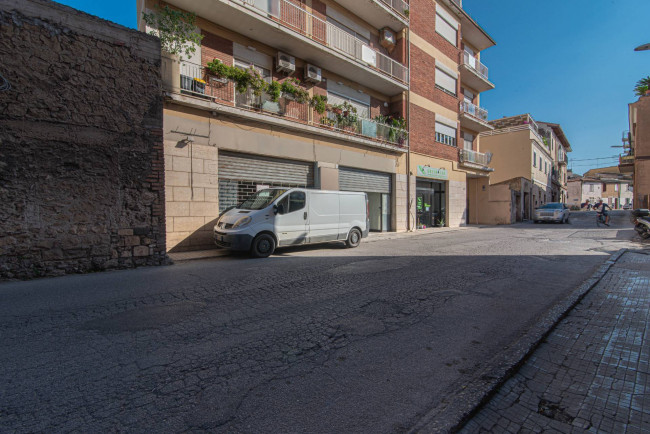 Locale commerciale in vendita a Terracina