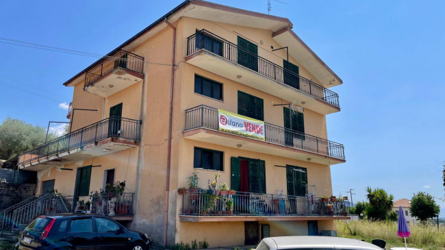 Palazzo intero stabile in vendita a Colfelice