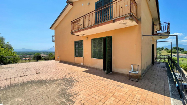 Palazzo intero stabile in vendita a Colfelice