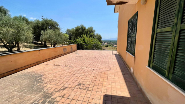 Palazzo intero stabile in vendita a Colfelice