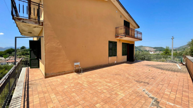 Palazzo intero stabile in vendita a Colfelice