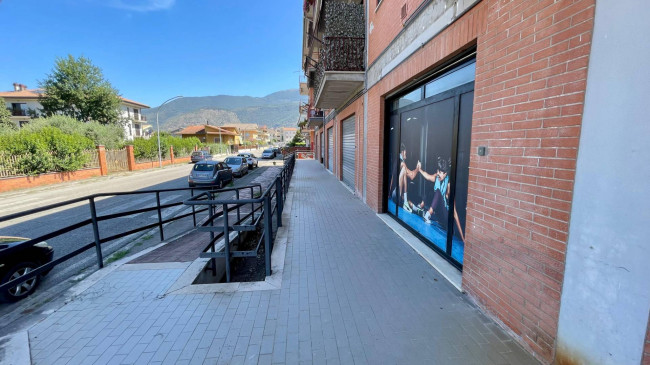 Locale commerciale in affitto a Aquino
