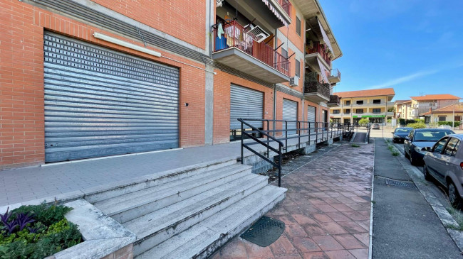 Locale commerciale in affitto a Aquino