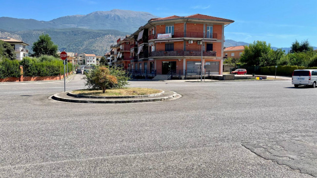 Locale commerciale in affitto a Aquino