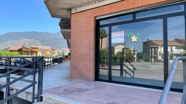 Locale commerciale in affitto a Aquino