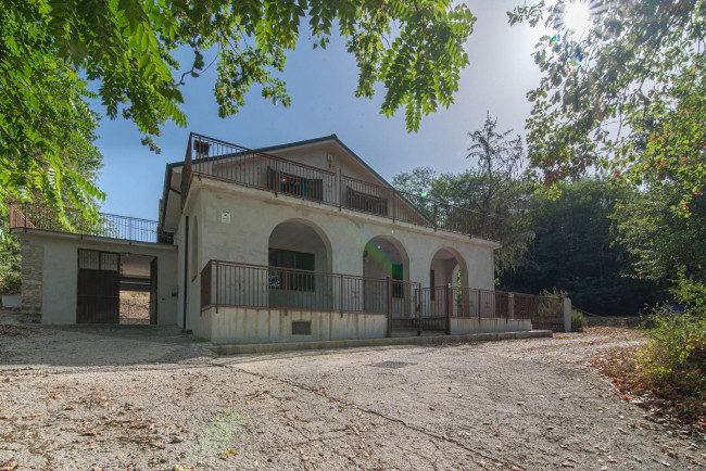 Villa for sale in Arce