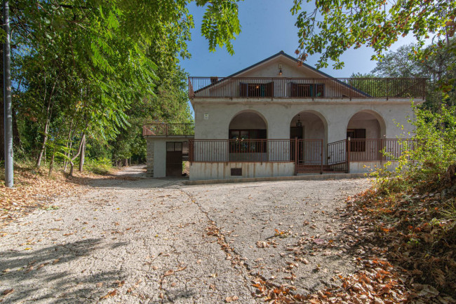 Villa for sale in Arce