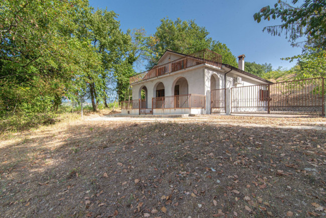 Villa for sale in Arce