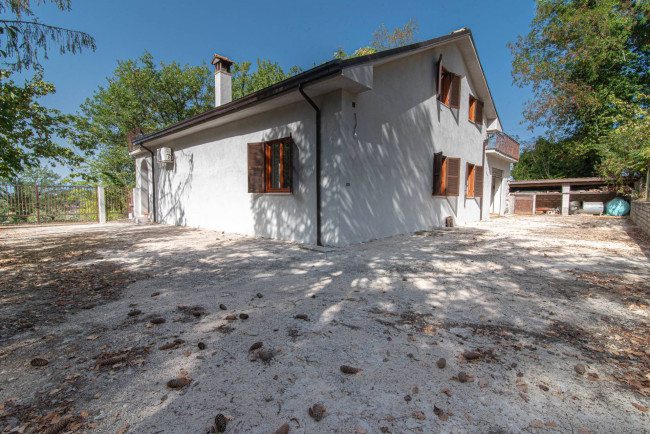 Villa for sale in Arce