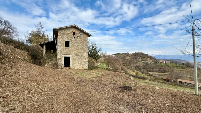 farmhouse for sale in Santopadre