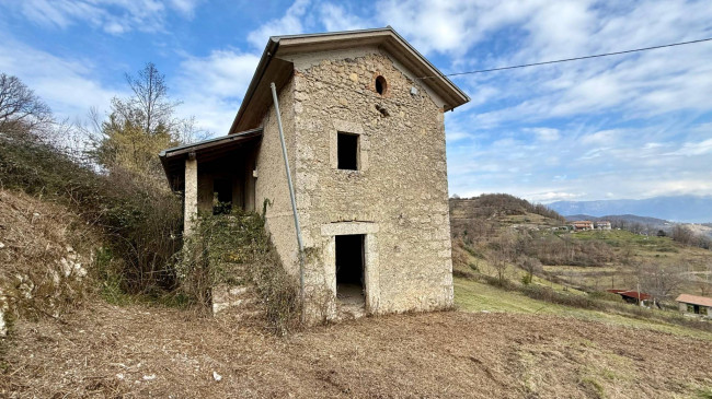 farmhouse for sale in Santopadre