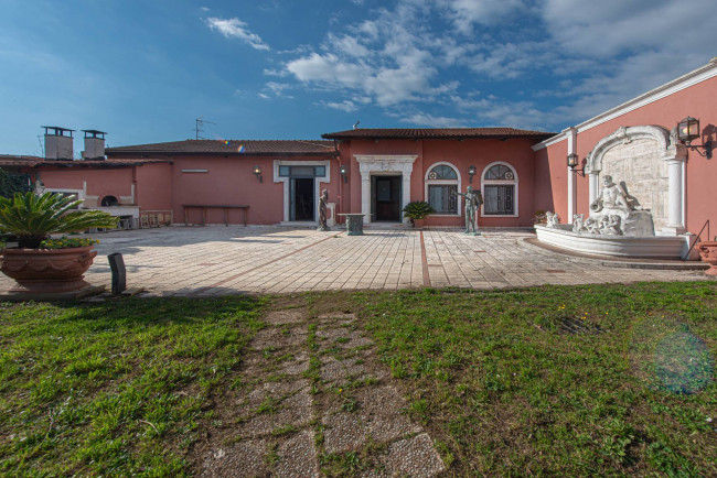Locale commerciale in vendita a Latina
